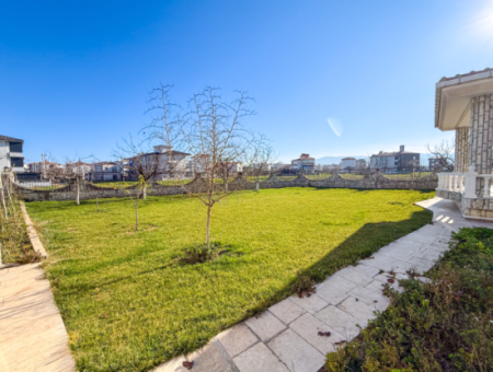 Kumbağ'da 740 M2 Arsa İçerisinde Satılık Tripleks 7+1 Villa