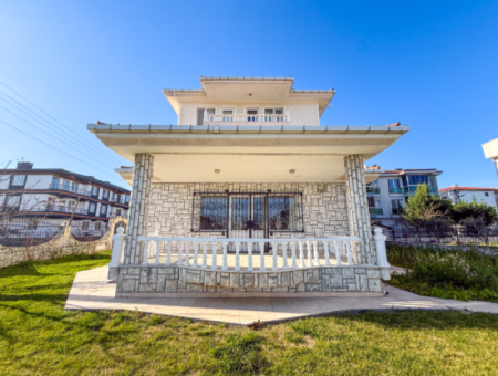 Kumbağ'da 740 M2 Arsa İçerisinde Satılık Tripleks 7+1 Villa