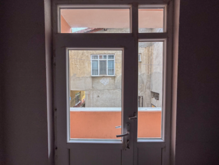 Kumbağ'da Merkezi Konumda İskanlı Geniş Balkonlu 1+1 Satılık Daire