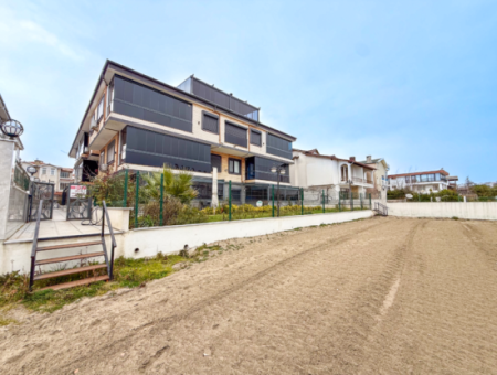 Kumbağ'da Denize Sıfır Sitede Geniş Ve Eşyalı Satılık 2+1 Daire