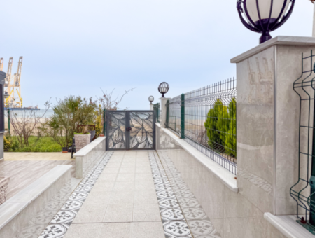 Kumbağ'da Denize Sıfır Sitede Geniş Ve Eşyalı Satılık 2+1 Daire