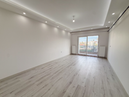 Havuzlu Site İçerisinde Ayrı Mutfaklı Kiralık 2+1 Lüks Daire