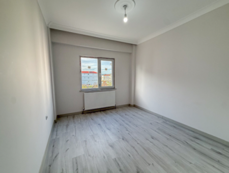 Havuzlu Site İçerisinde Ayrı Mutfaklı Kiralık 2+1 Lüks Daire