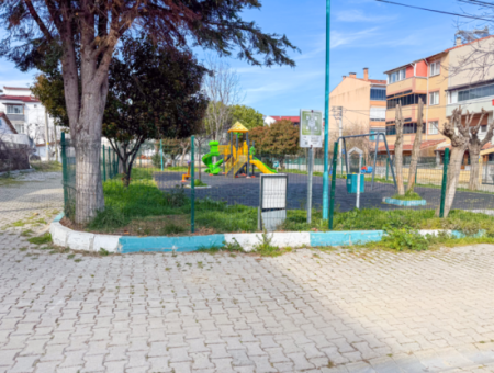 Kumbağ Pazar Sokağında İskanlı Binada Satılık Geniş 2+1 Daire