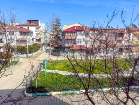 Kumbağ Pazar Sokağında İskanlı Binada Satılık Geniş 2+1 Daire