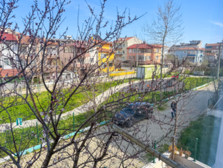 Kumbağ Pazar Sokağında İskanlı Binada Satılık Geniş 2+1 Daire