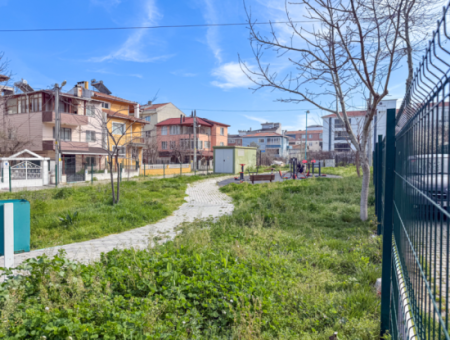 Kumbağ Pazar Sokağında İskanlı Binada Satılık Geniş 2+1 Daire