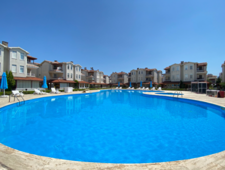 Kumbağ Denize 50 Mt Havuzlu Site İçinde Satılık Tripleks Villa