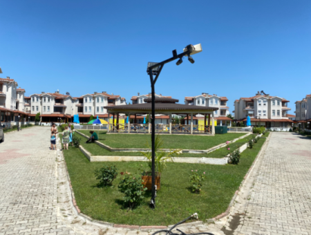 Kumbağ Denize 50 Mt Havuzlu Site İçinde Satılık Tripleks Villa