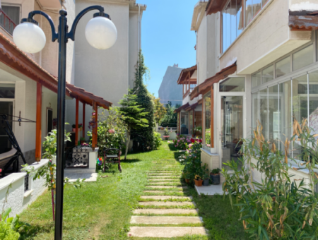 Kumbağ Denize 50 Mt Havuzlu Site İçinde Satılık Tripleks Villa