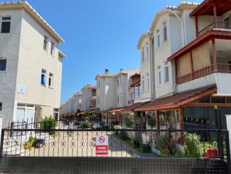 Kumbağ Denize 50 Mt Havuzlu Site İçinde Satılık Tripleks Villa