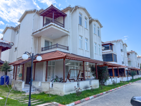 Kumbağ Denize 50 Mt Havuzlu Site İçinde Satılık Tripleks Villa