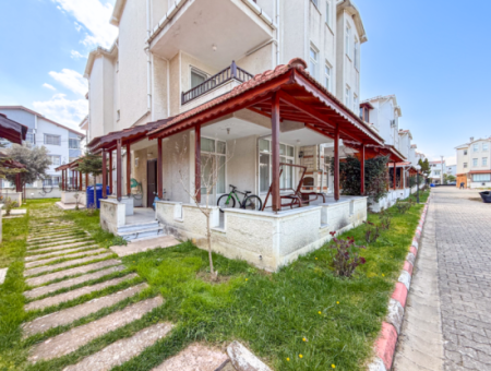 Kumbağ Denize 50 Mt Havuzlu Site İçinde Satılık Tripleks Villa