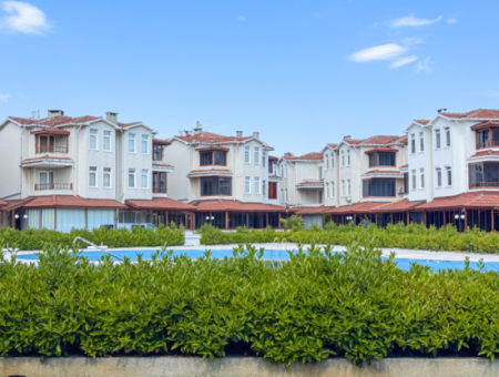 Kumbağ Denize 50 Mt Havuzlu Site İçinde Satılık Tripleks Villa