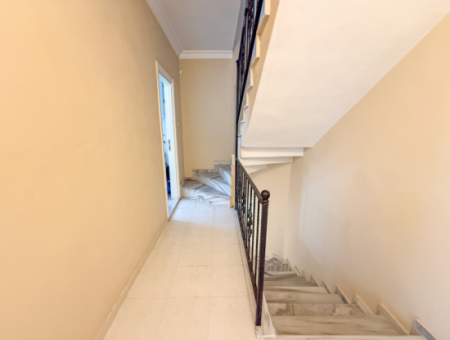 Kumbağ Denize 50 Mt Havuzlu Site İçinde Satılık Tripleks Villa