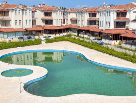 Kumbağ Denize 50 Mt Havuzlu Site İçinde Satılık Tripleks Villa