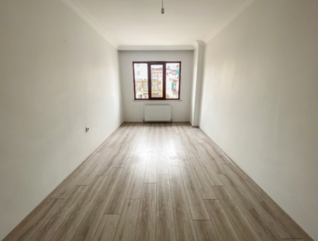 Altınova'da Merkezi Konumda Çok Geniş 2+1 Kiralık Daire