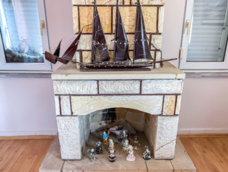 Kumbağ'da Deniz Tarafında Taş Kaplama Satılık Tripleks 4+1 Villa