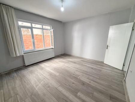 Kumbağ Pazar Sokağında Ayrı Mutfaklı Geniş 2+1 Kiralık Daire