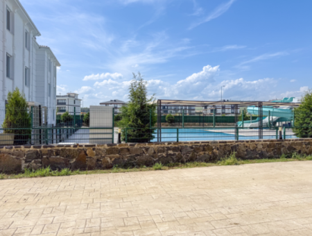 Aquaparklı Ve Havuzlu Site İçerisinde Satılık 1+1 Bahçeli Daire