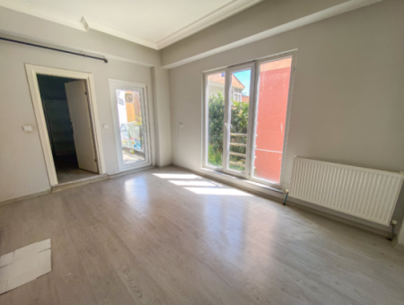 Kumbağ Pazar Sokağı Asansörlü Binada Kiralık 1+1 Daire