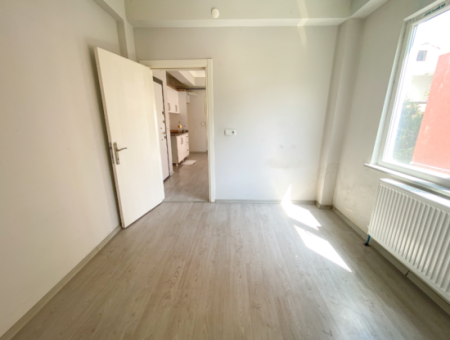 Kumbağ Pazar Sokağı Asansörlü Binada Kiralık 1+1 Daire