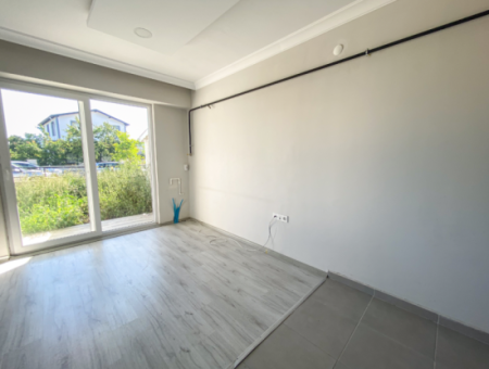 Aquaparklı Ve Havuzlu Sitede Satılık 1+1 Bahçeli Köşe Daire