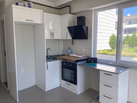 Aquaparklı Ve Havuzlu Sitede Satılık 1+1 Bahçeli Köşe Daire