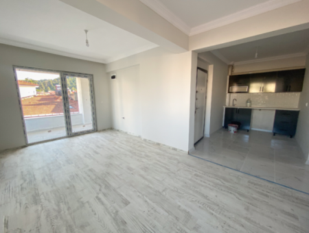 Kumbağ Pazar Sokağında Satılık Asansörlü Sıfır 2+1 Daireler