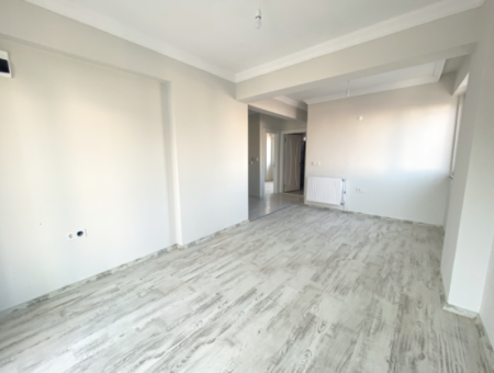 Kumbağ Pazar Sokağında Satılık Asansörlü Sıfır 2+1 Daireler