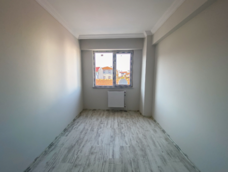 Kumbağ Pazar Sokağında Satılık Asansörlü Sıfır 2+1 Daireler