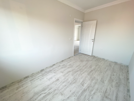 Kumbağ Pazar Sokağında Satılık Asansörlü Sıfır 2+1 Daireler