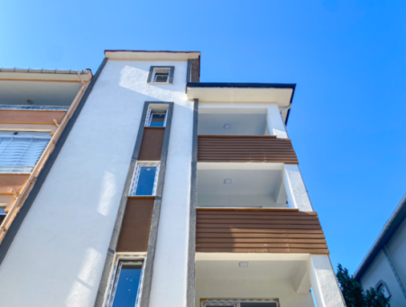 Kumbağ Pazar Sokağında Satılık Asansörlü Sıfır 2+1 Daireler