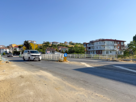 Kumbağ'da Caddenin Deniz Tarafında Kiralık Geniş 2+1 Daire