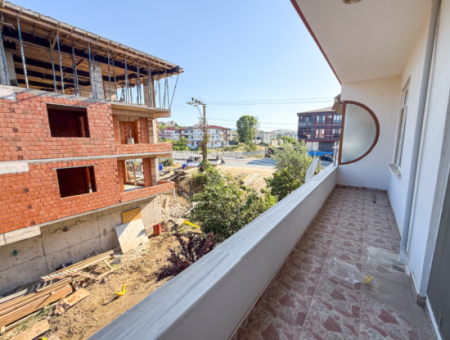 Kumbağ'da Caddenin Deniz Tarafında Kiralık Geniş 2+1 Daire