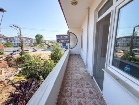 Kumbağ'da Caddenin Deniz Tarafında Kiralık Geniş 2+1 Daire