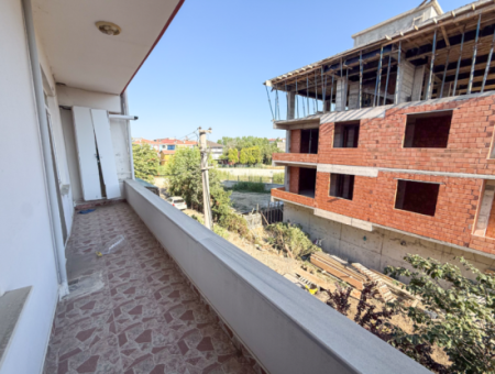 Kumbağ'da Caddenin Deniz Tarafında Kiralık Geniş 2+1 Daire