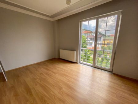 Kumbağ'da Merkezi Konumda Çift Balkonlu Geniş 2+1 Kiralık Daire