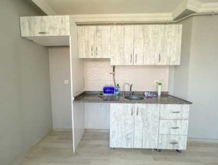Kumbağ Pazar Sokağına Yakın Kiracılı Geniş Satılık 1+1 Daire