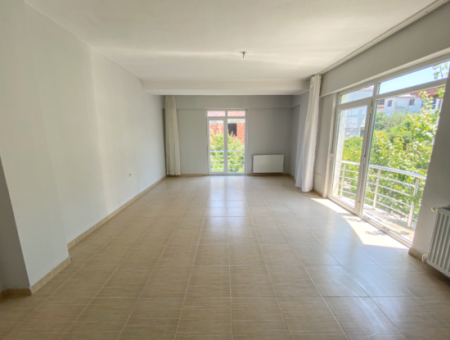 Kumbağ'da Ayrı Mutfaklı Çift Balkonlu 2+1 Ara Kat Kiralık Daire