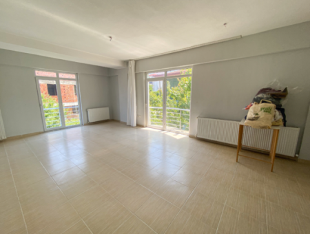 Kumbağ'da Ayrı Mutfaklı Çift Balkonlu 2+1 Ara Kat Kiralık Daire