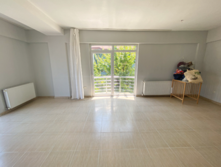 Kumbağ'da Ayrı Mutfaklı Çift Balkonlu 2+1 Ara Kat Kiralık Daire