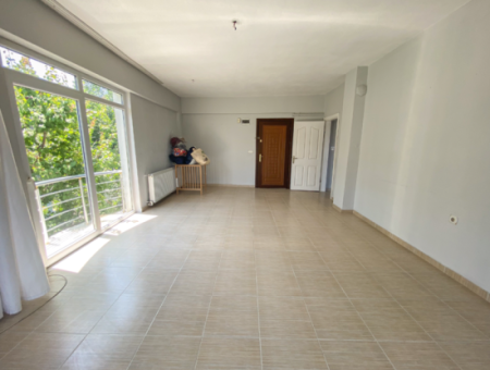 Kumbağ'da Ayrı Mutfaklı Çift Balkonlu 2+1 Ara Kat Kiralık Daire