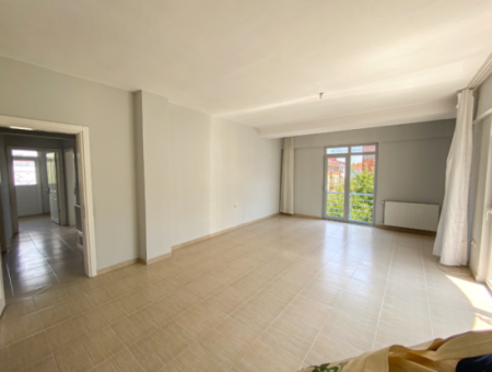 Kumbağ'da Ayrı Mutfaklı Çift Balkonlu 2+1 Ara Kat Kiralık Daire