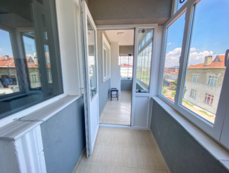 Kumbağ'da Ayrı Mutfaklı Çift Balkonlu 2+1 Ara Kat Kiralık Daire
