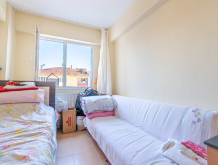 Kumbağ Pazar Sokağında Caddeye Ve Denize Yakın Satılık 2+1 Daire