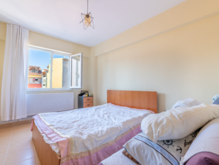 Kumbağ Pazar Sokağında Caddeye Ve Denize Yakın Satılık 2+1 Daire