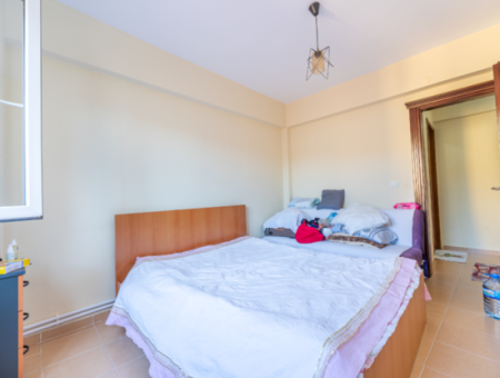 Kumbağ Pazar Sokağında Caddeye Ve Denize Yakın Satılık 2+1 Daire