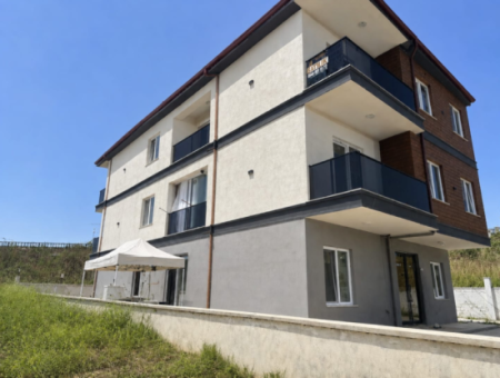 Kumbağ'da Caddenin Deniz Tarafında Bahçeli Eşyalı 1+1 Daire