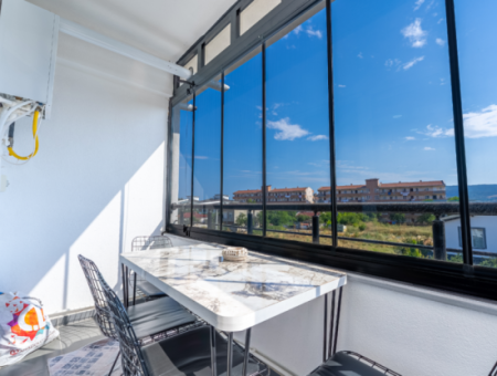 Aquaparklı Havuzlu Ve Denize Yakın Sitede Satılık 1+1 Daire